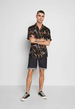 Only & Sons Geschäft -Only & Sons Geschäft 0c621f0ebb7e4d89a3fff9740ab8e5a8