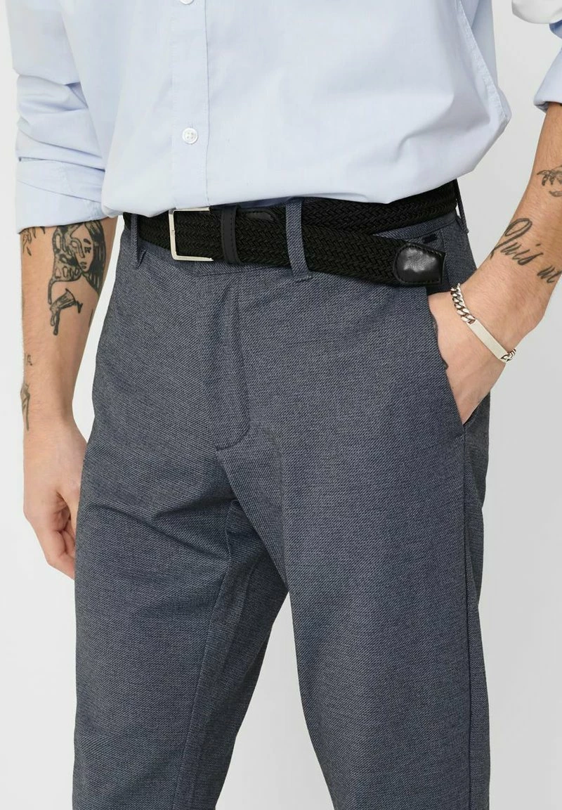 Only & Sons Herren ONSMARK - Chino - Dunkelblau | Moderne Herrenhose für stilvolle Outfits 4 Only & Sons Herren ONSMARK - Chino - Dunkelblau | Moderne Herrenhose für stilvolle Outfits – Bild 4