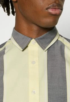 Only & Sons Herren ONSTRAVIS BOLD Hemd Acacia - Modernes Freizeithemd -Only & Sons Geschäft 1a09d5a4c68e40f4a9cb3a8c3a597f08