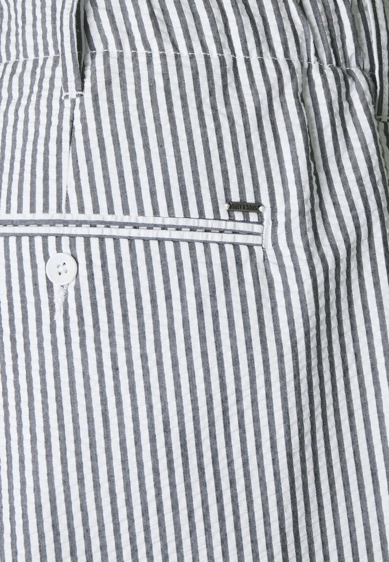 Only & Sons ONSLEO LIFE CROP SEERSUCKER Chino - Dark Navy | Herren | Modern und Stilvoll 3 Only & Sons ONSLEO LIFE CROP SEERSUCKER Chino - Dark Navy | Herren | Modern und Stilvoll – Bild 3