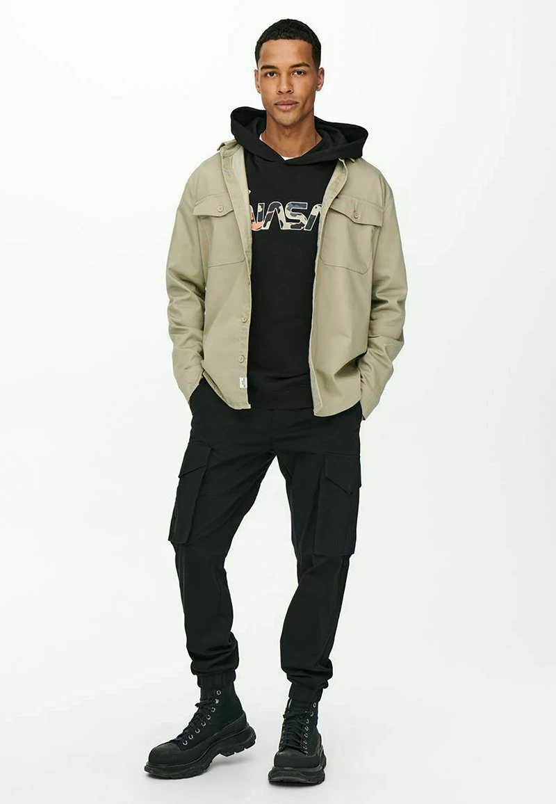 Only & Sons Herren EINFARBIGES CARGO-Hemd - Chinchilla | Freizeithemd 5 Only & Sons Herren EINFARBIGES CARGO-Hemd - Chinchilla | Freizeithemd – Bild 5