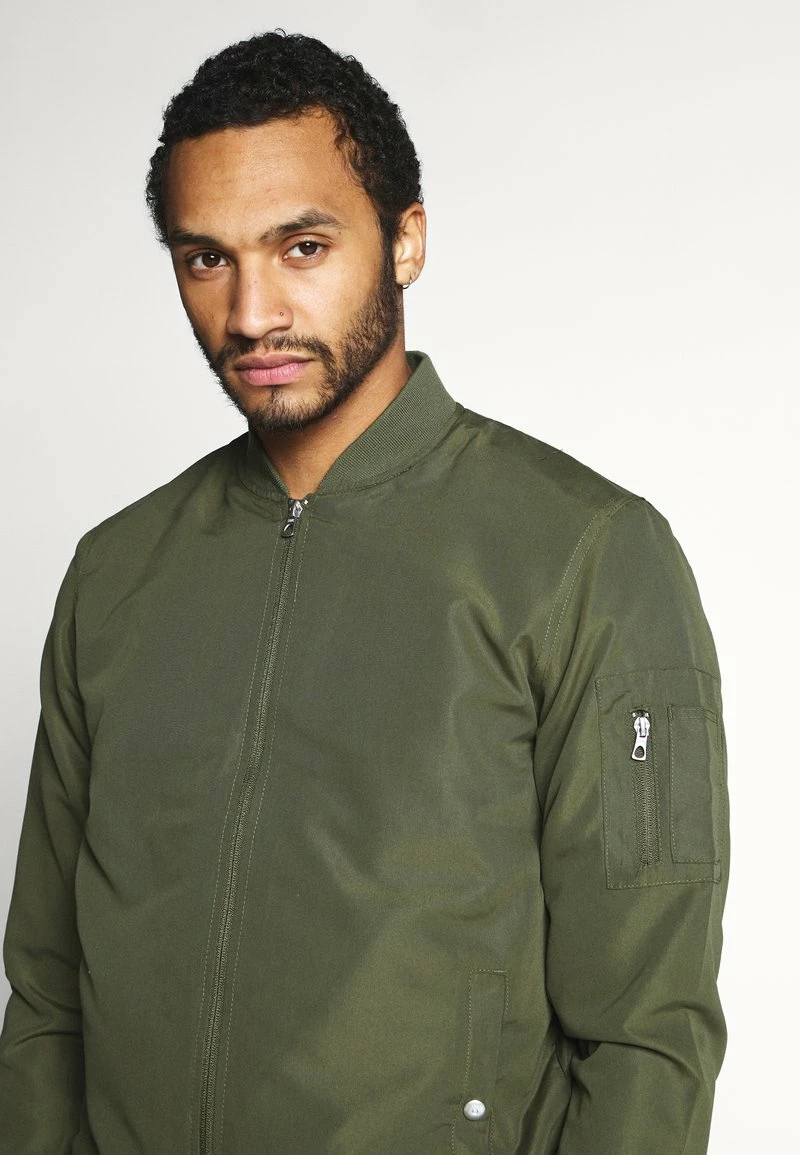 Only & Sons ONSJACK - Leichte Bomberjacke für Herren in Olive Night 5 Only & Sons ONSJACK - Leichte Bomberjacke für Herren in Olive Night – Bild 5