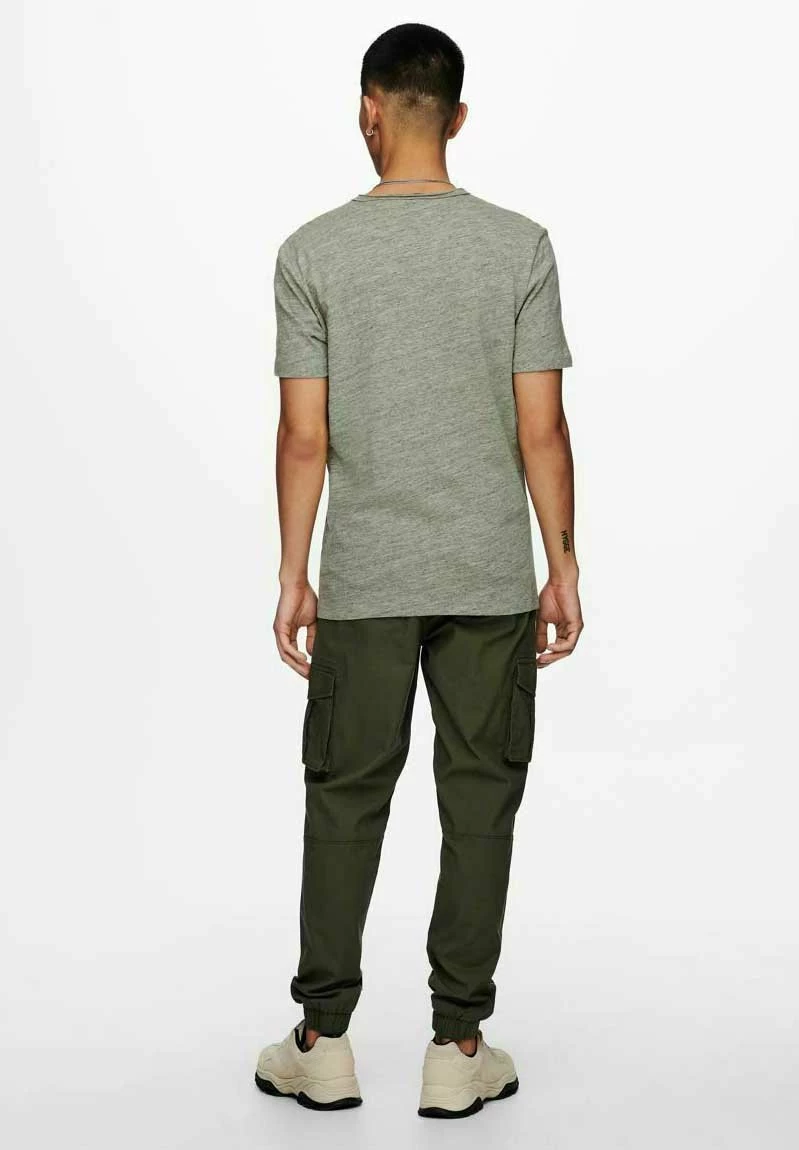 Only & Sons ONSALBERT LIFE NEW - Basic Herren T-Shirt in Pelican | Modernes Design & Hochwertiger Komfort 3 Only & Sons ONSALBERT LIFE NEW - Basic Herren T-Shirt in Pelican | Modernes Design & Hochwertiger Komfort – Bild 3