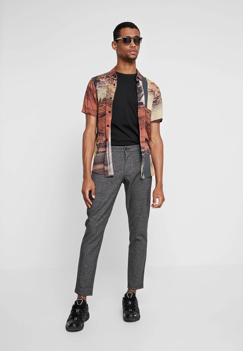 Only & Sons Herren ONSMARK MELANGE Stoffhose - Medium Grey Melange | Elegante Hosen | Moderne Herrenmode 2 Only & Sons Herren ONSMARK MELANGE Stoffhose - Medium Grey Melange | Elegante Hosen | Moderne Herrenmode – Bild 2