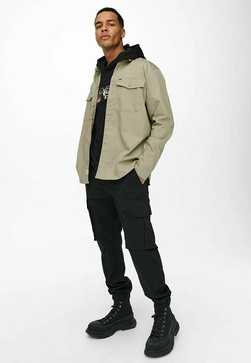 Only & Sons Herren EINFARBIGES CARGO-Hemd - Chinchilla | Freizeithemd 2 Only & Sons Herren EINFARBIGES CARGO-Hemd - Chinchilla | Freizeithemd – Bild 2