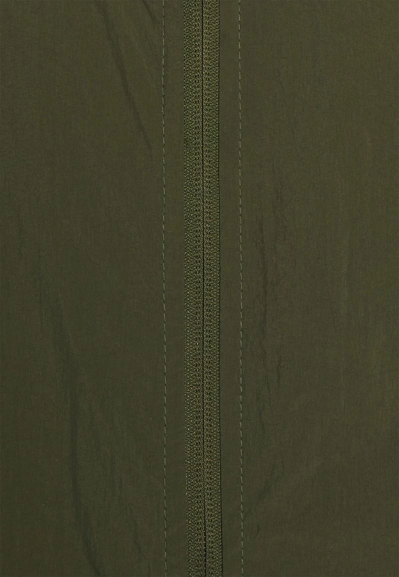 Only & Sons Herren ONSSAWYER BOMBER - Leichte Bomberjacke in Olive Night | Stilvolle Herrenjacke 3 Only & Sons Herren ONSSAWYER BOMBER - Leichte Bomberjacke in Olive Night | Stilvolle Herrenjacke – Bild 3