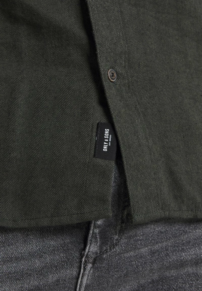 Only & Sons Herren ONSBRAD HERRINGBONE SHIRT - Hemd in Deep Depths | Freizeithemd 6 Only & Sons Herren ONSBRAD HERRINGBONE SHIRT - Hemd in Deep Depths | Freizeithemd – Bild 6