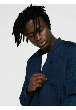 Only & Sons Herren Bomberjacke Dress Blues – Leichte Jacke für stilvolle Herren -Only & Sons Geschäft a32eece0b01542169216d2354f1a89a6