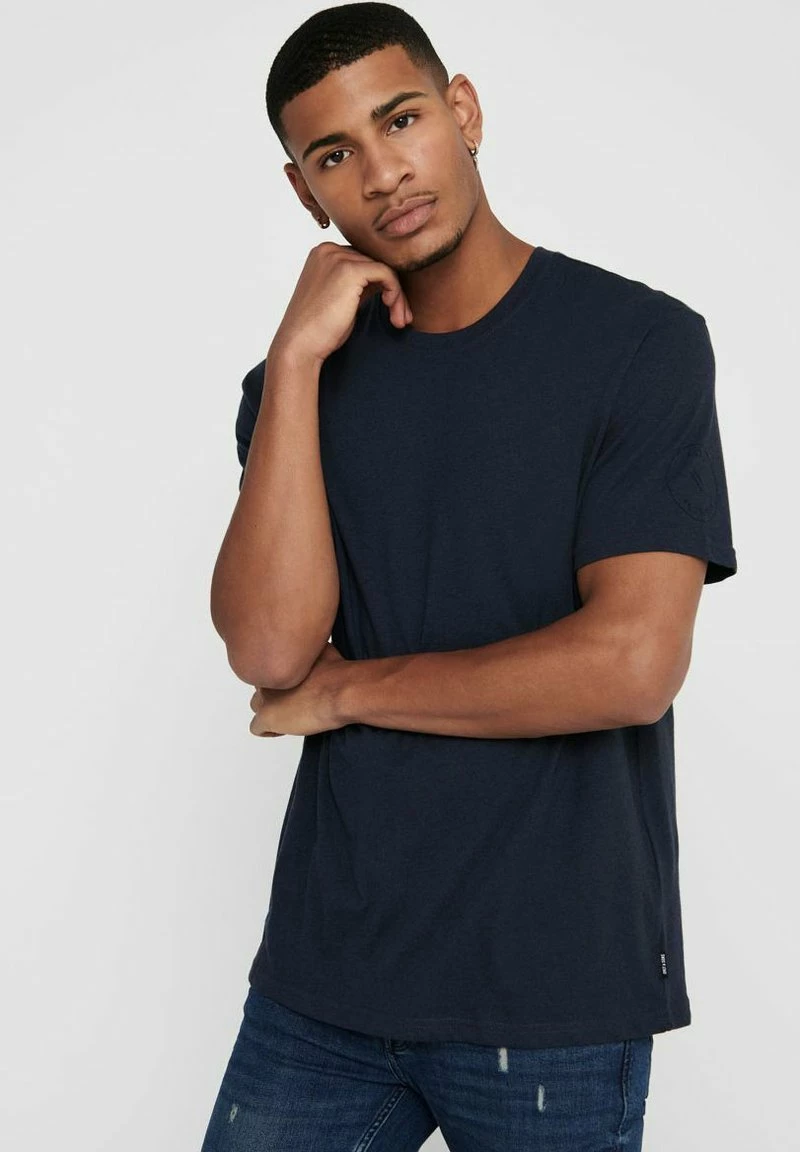 Only & Sons Herren T-Shirt Basic - Midnight Navy | Klassisches Basic-Shirt für jeden Anlass 4 Only & Sons Herren T-Shirt Basic - Midnight Navy | Klassisches Basic-Shirt für jeden Anlass – Bild 4