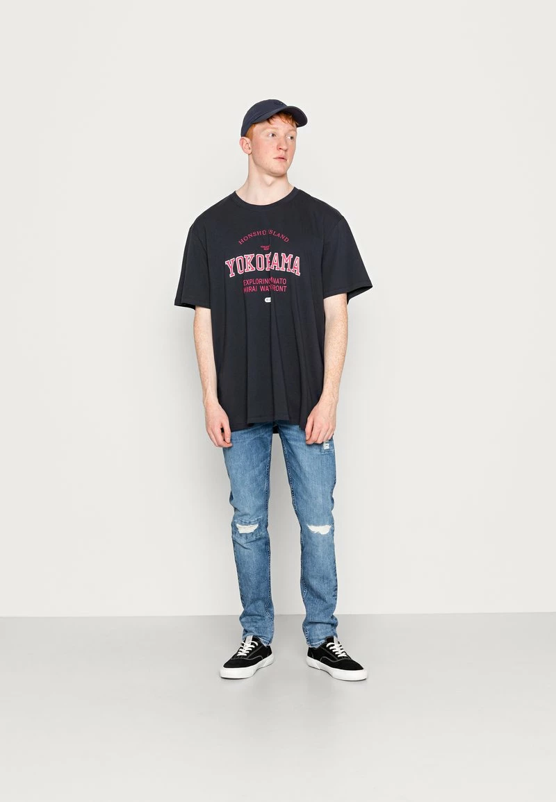 Only & Sons Herren ONSGLEN VARISTY TEE - T-Shirt Print - Dark Navy | Casual Style | Hochwertige Baumwolle 2 Only & Sons Herren ONSGLEN VARISTY TEE - T-Shirt Print - Dark Navy | Casual Style | Hochwertige Baumwolle – Bild 2