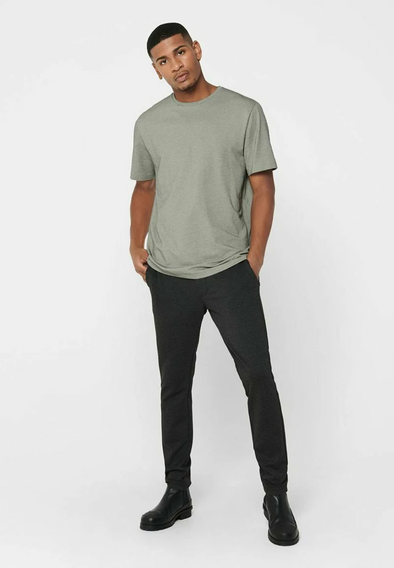 Only & Sons Herren T-Shirt Basic - Grau | Hochwertiges Basic-Shirt für jeden Anlass 2 Only & Sons Herren T-Shirt Basic - Grau | Hochwertiges Basic-Shirt für jeden Anlass – Bild 2