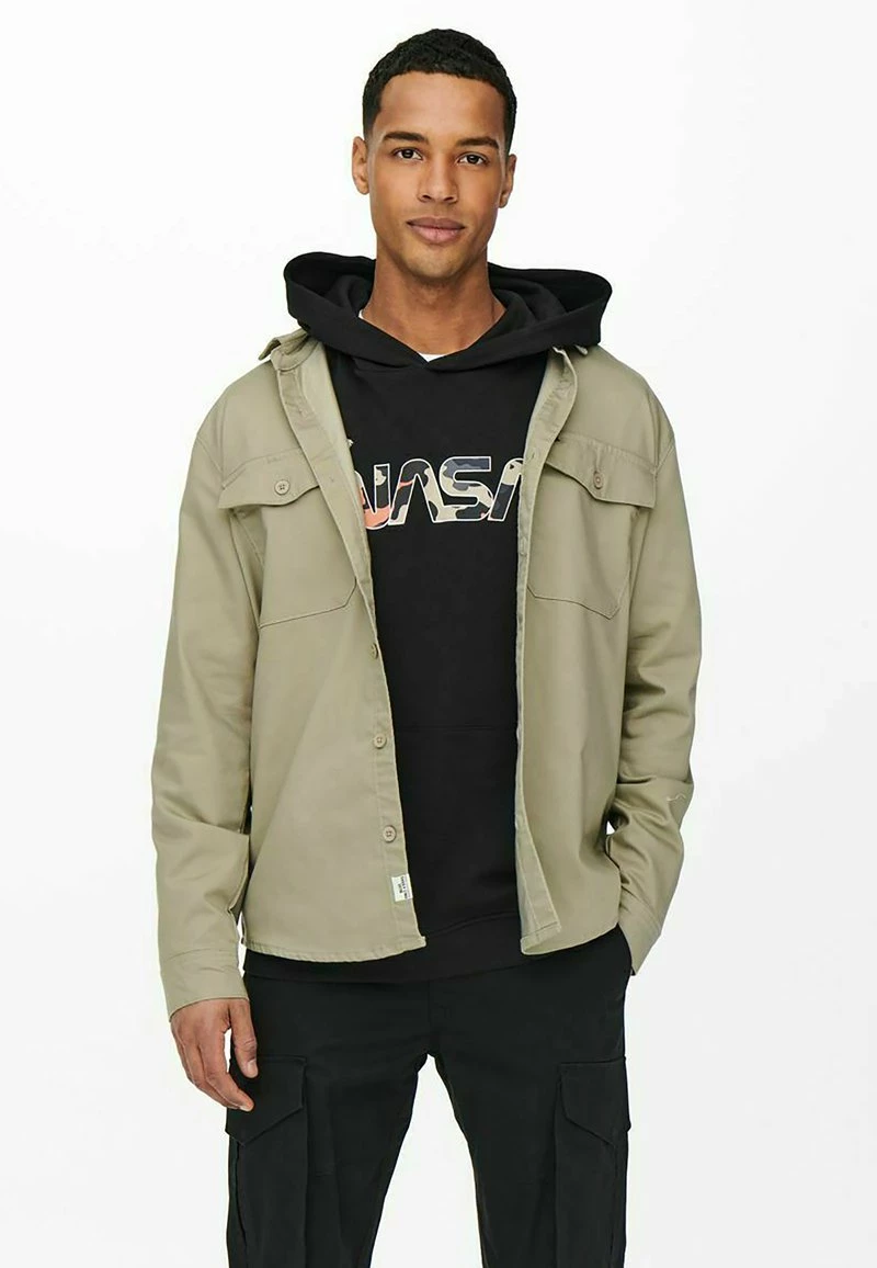 Only & Sons Herren EINFARBIGES CARGO-Hemd - Chinchilla | Freizeithemd 1 Only & Sons Herren EINFARBIGES CARGO-Hemd - Chinchilla | Freizeithemd