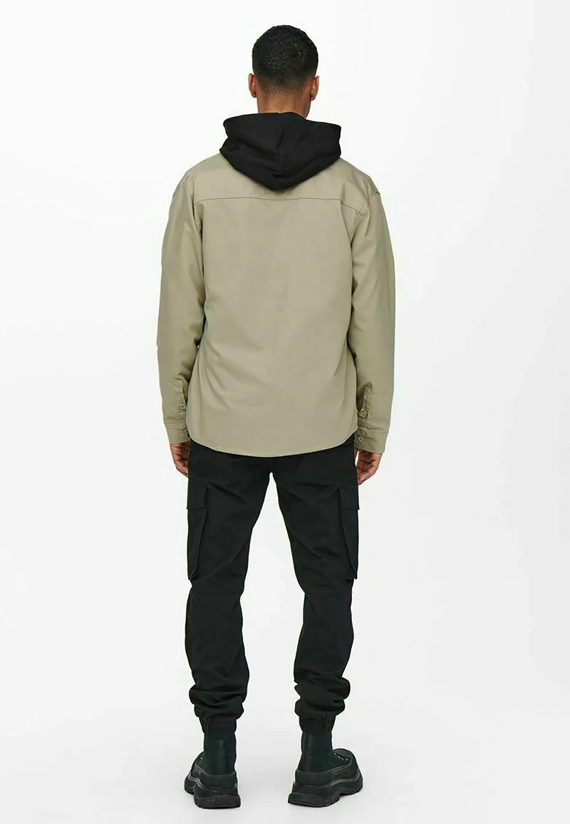 Only & Sons Herren EINFARBIGES CARGO-Hemd - Chinchilla | Freizeithemd 3 Only & Sons Herren EINFARBIGES CARGO-Hemd - Chinchilla | Freizeithemd – Bild 3