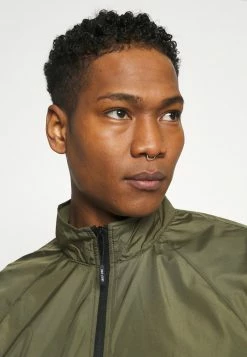 Only & Sons Herren ONSBENTON FULL ZIP - Leichte Jacke in Olive Night -Only & Sons Geschäft fc9f1f9318f04f5a8d238e0993a357cd